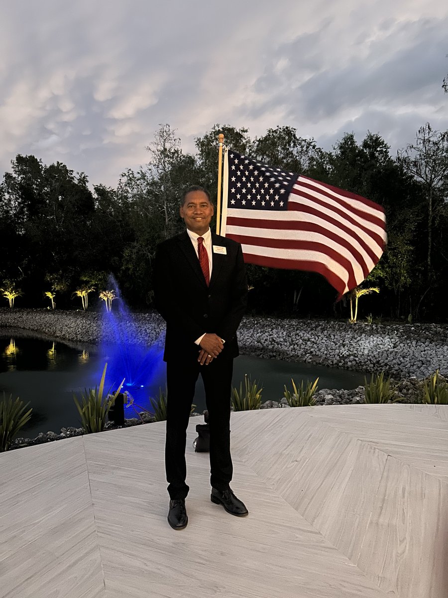 Victor Arias mit der amerikanischen Flagge bei einer abendlichen Gemeindeveranstaltung im Südwesten Floridas